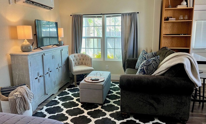 Roswell Cabaña | Pet Friendly! 2 Pets Stay For FREE at Cozy Cottage