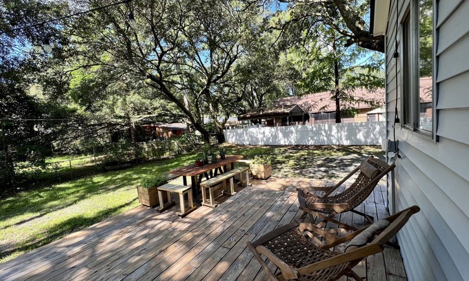 North Charleston Cabaña | Cozy cottage under seven live oaks with fenced backyard - Pet Friendly