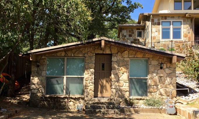 Highland Village Cabaña | Cozy cottage up the hill from Lake Lewisville in Highland Village