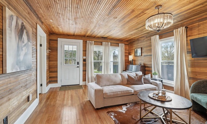 Thompson's Station Cabaña | Cozy cottage in charming Thompson's Station with piano and covered porch!