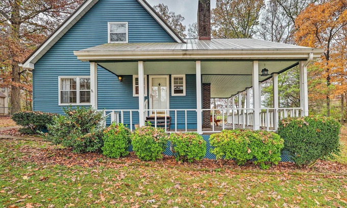 Estill Springs Cabaña | Cozy Cottage w/ Fireplace & Private Yard