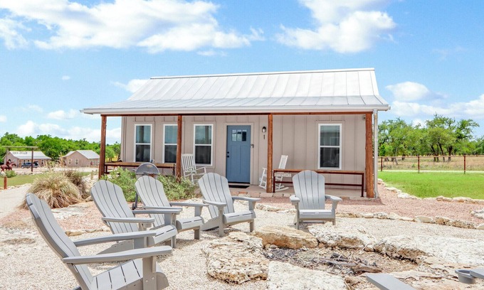 Wimberley Cabina | Cozy Cottage w/ Firepit, Pickleball & Porch