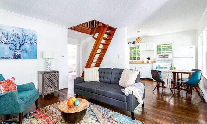 Front Royal Casa | Cozy Cottage w Hot Tub, Fire Pit, WiFi & Sunroom!
