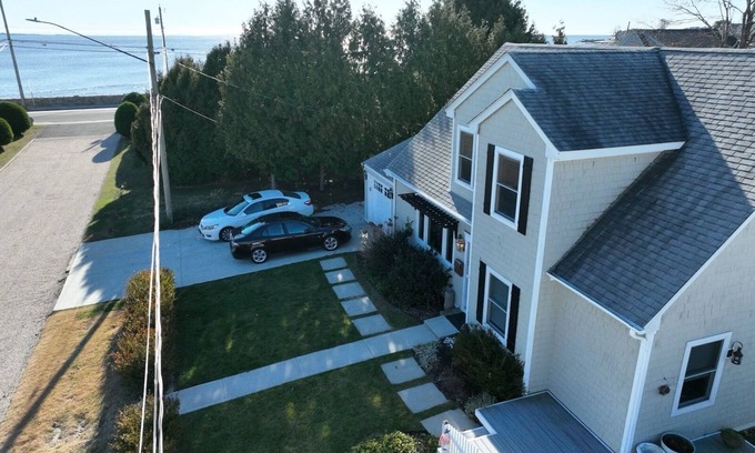 New London Casa | Cozy Cottage w/Lighthouse Views - Private Beach - Dedicated Office