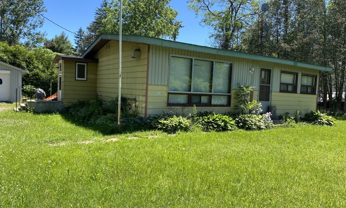 Innisfil Cabaña | COZY COTTAGE WALKING DISTANCE TO LAKE SIMCOE & FRIDAY HARBOUR
