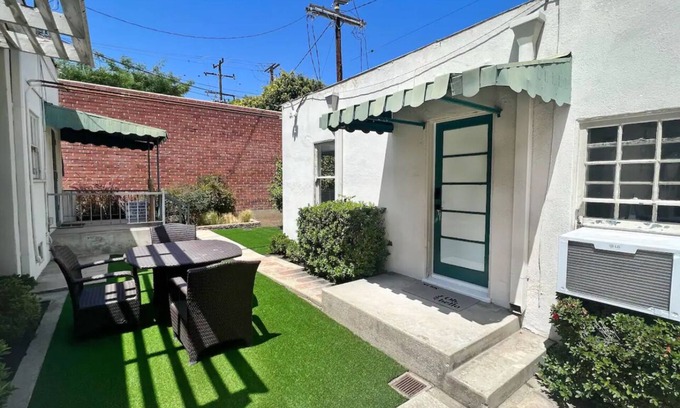 Beverly Grove Cabaña | Cozy cottage with 1 bedroom and WiFi, AC in wonderful West Hollywood
