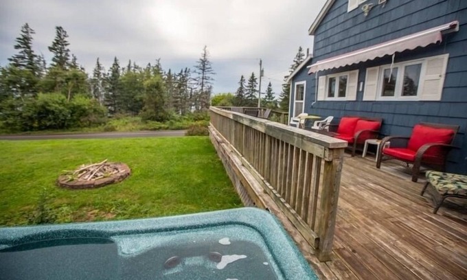 Harbourville Cabaña | Cozy cottage with a hot tub on the bay of fundy