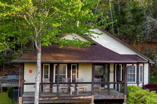 Robbinsville Casa | Cozy Cottage with a Jacuzzi in the Snowbird Mountain Range with Views of Lake Santeetlah, North Carolina