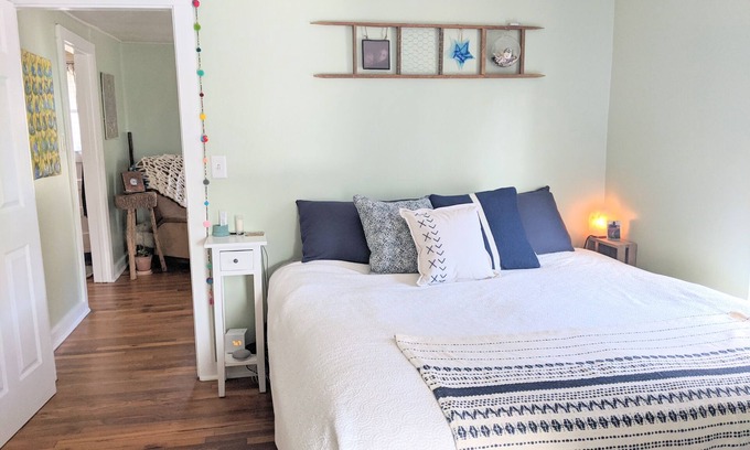 Woodfin Casa | Cozy cottage with backyard firepit