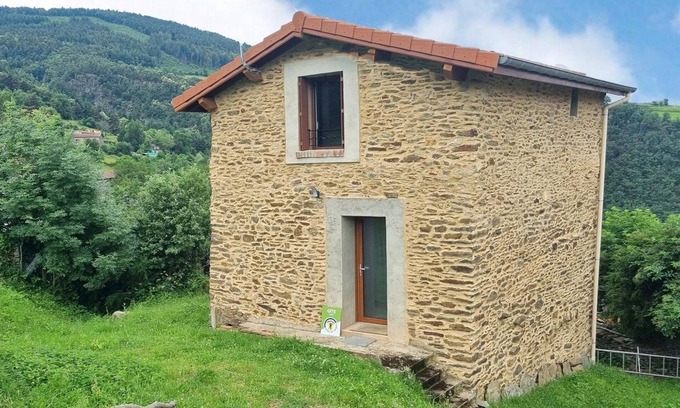 Saint-Chamond Cabaña | Gîte panorámico con terraza, cerca de St-Etienne y Lyon, ideal para familias y parejas
