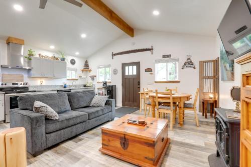 Placerville Apartamento | Cozy Cottage with Park Pass, 1 Mi to Jenkinson Lake!