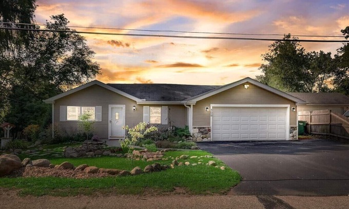 Powers Lake Casa | Cozy Cottage With Prairie & Lake Views Near Summer Activities & Lake Geneva