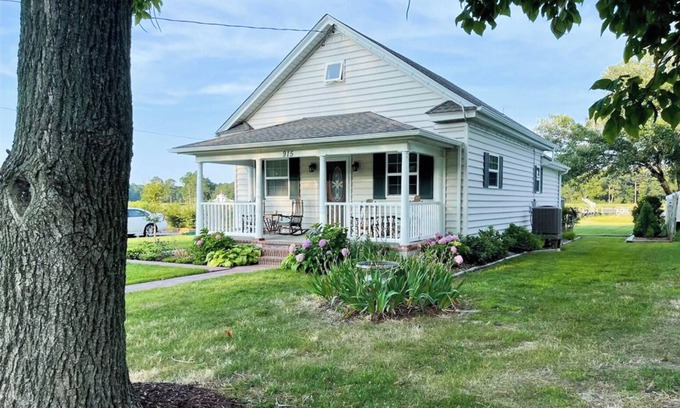 Cambridge Cabaña | Cozy Cottage with Private Dock- Chesapeake Bay/ Cambridge (Pet-Friendly)