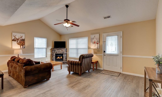 Pigeon Forge Cabaña | Cozy Cottage -with Hot Tub & Pool in the Heart of Pigeon Forge close to Parkway!