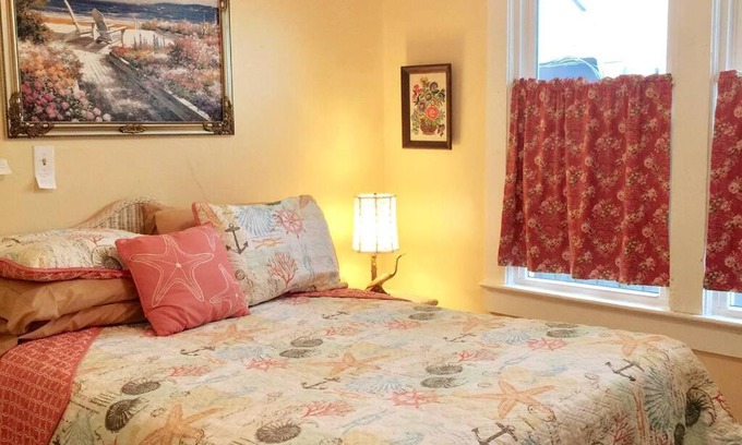 Surfside Historic District Casa | Cozy Cottages on Beachside Compound