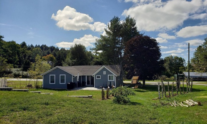 Mongaup Valley Cabaña | Cozy Country Cottage close to Bethel Woods (with Home Office and Family Games)