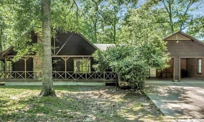 Lufkin Casa | Beautiful Cozy Log Cabin Ranch House is 3200 sq. ft. 3 Bedrooms and 3 Bathrooms.