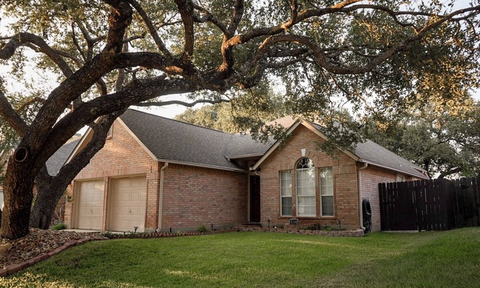 Wetmore Casa | Cozy Country Home @ Six Flags, La Cantera, Medical Center, RIM, and UTSA.