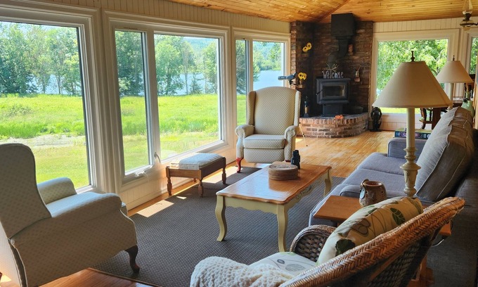 Hampstead Casa | Cozy country house with water front views.