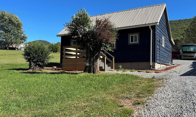 Elizabethton Casa | Cozy countryside home near the river and only 15 minutes from town.