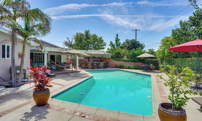 Southwest Anaheim Apartamento | Cozy Couple's Oasis w/Pool: 3 Mi to Disneyland!