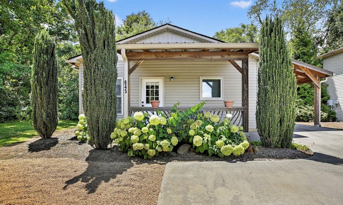 Candler Casa | Cozy Couple’s Escape Hot Tub, King Bed, Near Downtown Asheville Pets Welcome