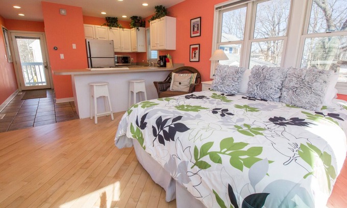 Michigan City Casa | Las parejas escapada! Cortas estancias posibles. Estudio con Queen + bañera de hidromasaje en Beachwalk