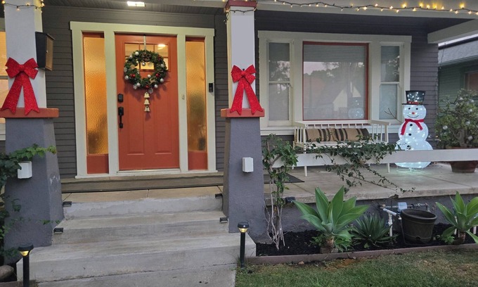 Eastside Casa | Cozy Craftsman Getaway near the Beach, Disneyland, Retro Row, and Holiday Magic