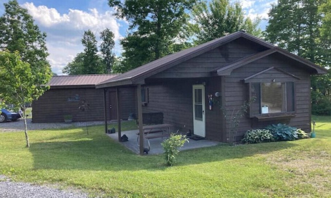Pipestem Cabina | Cozy Creek Cabin: 1-Bedroom Cabin next to Pipestem Resort