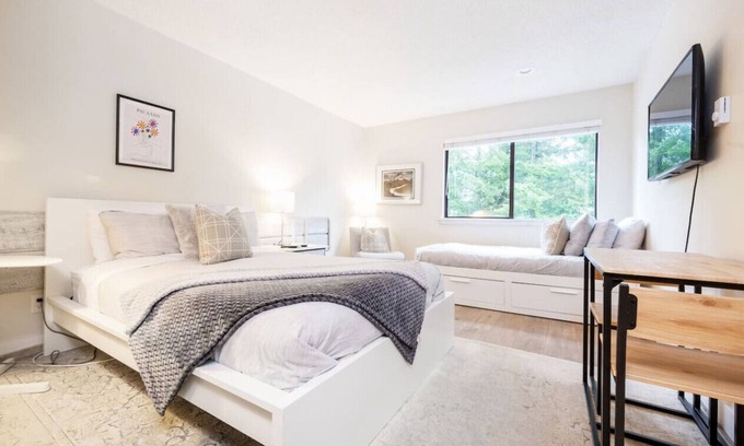 Whistler Creekside Condominio | Cozy Creek Den - Studio w Hot Tub & Pool