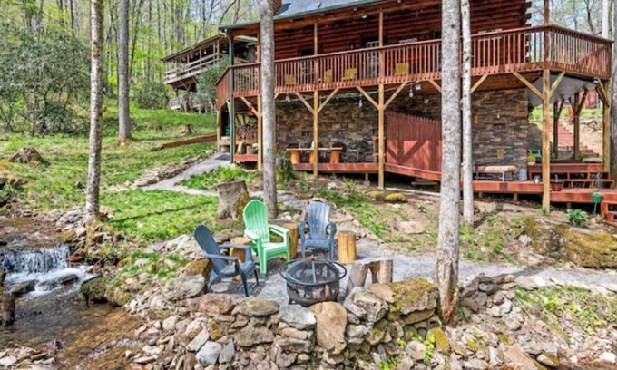 Maggie Valley Cabina | Cozy creek side cabin with fireplace, close to skiing/hiking, and shops.