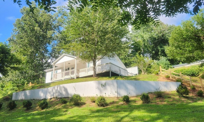 Bakersville Casa | Cozy Creekside- Bakersville NC