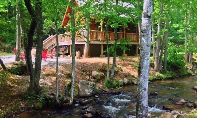 Bryson City Cabina | ¡Acogedora cabaña Creekside a solo unos pasos de Lands Creek!