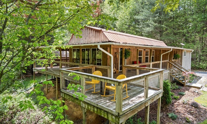 Hillsville Cabina | Cozy creekside cabin w barrel sauna, covered wraparound deck - pet friendly!