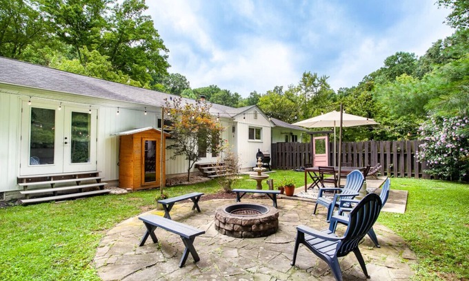 Knoxville Casa | Cozy Creekside Rancher-Heart of Downtown Knoxville