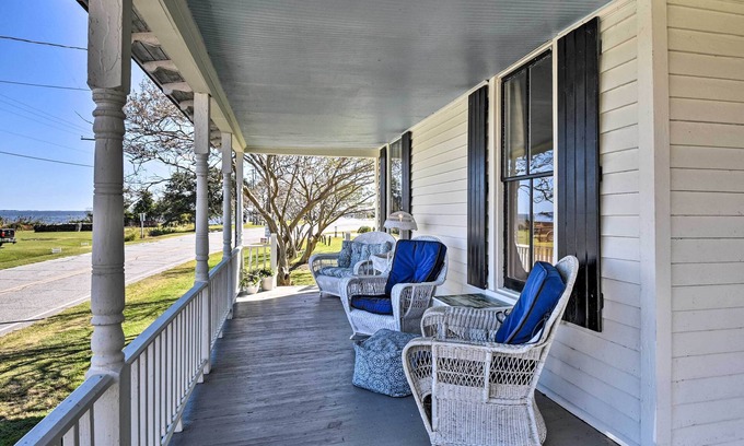 Currituck Casa | Cozy Currituck Home w/ Fire Pit near Ferry!