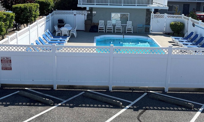 North End Condominio | Cozy & cute condo with pool steps away from downtown Ocean City & the boardwalk!