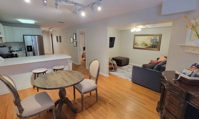 Wrightwood Neighbors Apartamento | Cozy Depaul/Wrigley Garden Condo +FREE Parking!