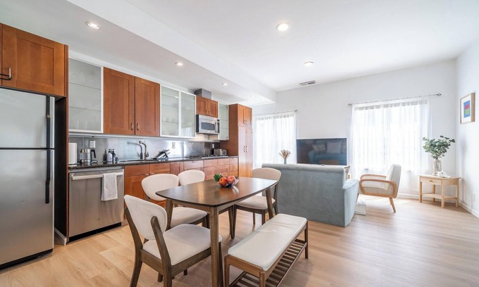Davis Tract Casa | Cozy Designer 3BR 7-mins to Oakland Airport
