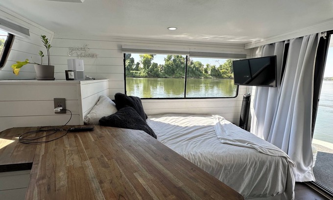 Willow Creek Alquiler De Eote | “Cozy Docked Houseboat Stay – Minutes from Golden 1 & Aftershock”
