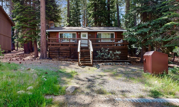 Tahoe Paradise Cabina | Cozy, dog-friendly cabin with large private deck, fireplace, BBQ-close to trails