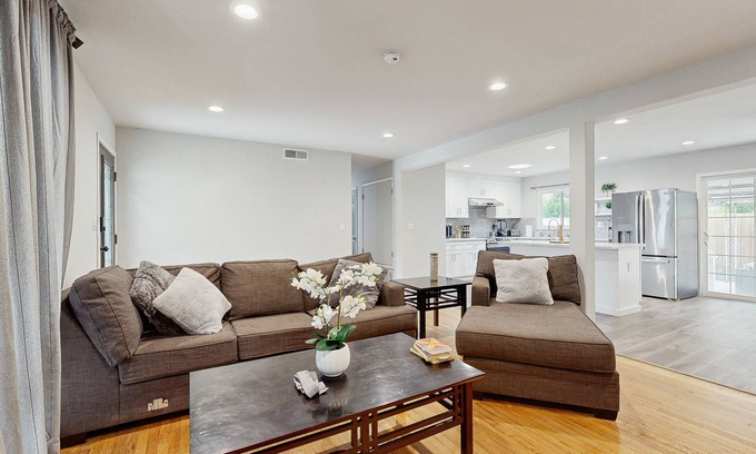 Sacramento Casa | Cozy dog friendly home w/ patio - near Sacramento State University & Downtown