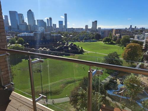Lansbury Casa | Cozy Double Room with Large En Suite Near Canary Wharf London with Amazing Views in a Shared Apartment