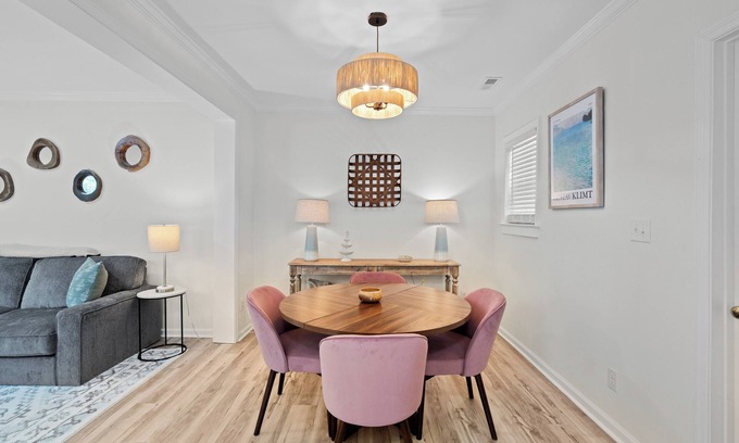 Northwest Quadrant Casa | Cozy Downtown Boho Retreat - Sleeps 10!