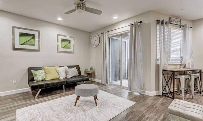 Riverside Condominio | Cozy Downtown Condo/Perfect for a Couple