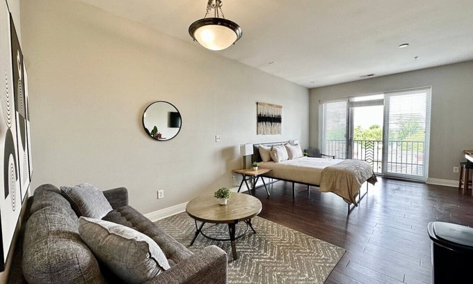 Cole-Noble District Apartamento | Cozy Downtown Loft with Balcony
