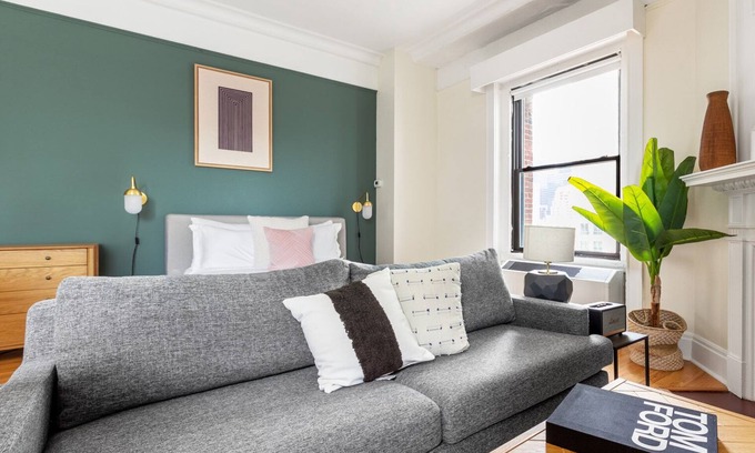 Theatre District Apartamento | Cozy Downtown Studio w/ W/D, Doorman, nr. Boston Common. by Blueground
