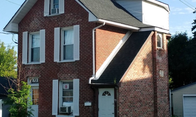 Sunnyside Apartamento | Cozy downtown two bedrooms free parking