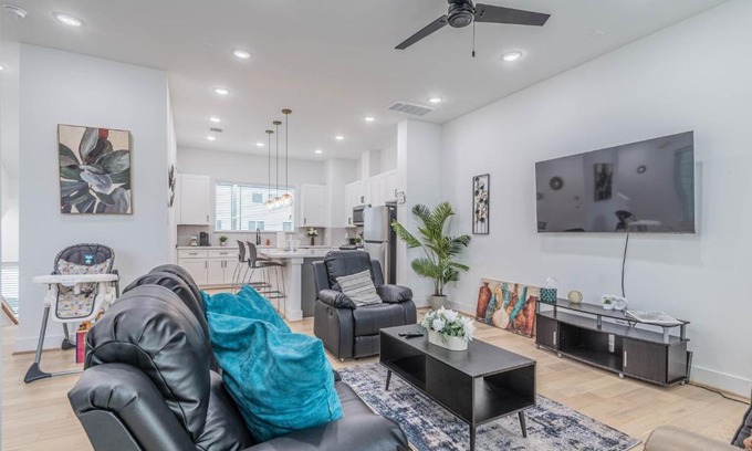 South Central Houston Casa | Cozy Duplex Mins to DT/MCTR, free wi-fi/Parking