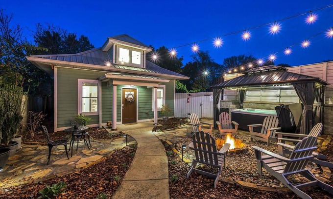 Greenwood Cabaña | Cozy East Nashville Retreat with Hot Tub, Fire Pit & Outdoor Courtyard